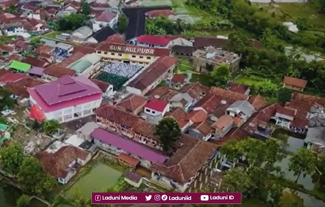 <i>2026-08-23</i><br>Pesantren Salafi Sunanulhuda<br>Foto dari atas (eagle eye) pesantren Sunanulhuda, Cikaroya, Cisaat, Sukabumi